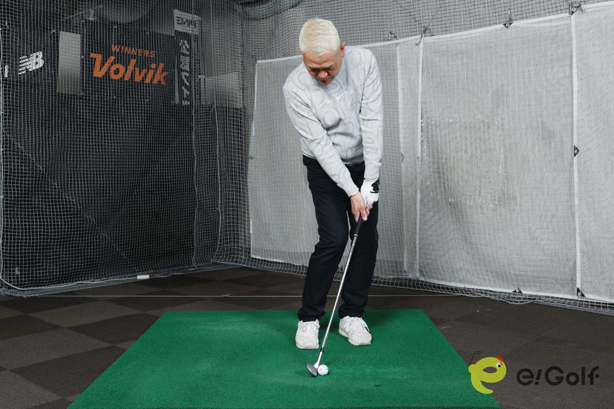 右足を後ろに引いてツマ先立ちし、左足体重のままスイング。スイング軌道が安定し、クリーンにボールを打てる