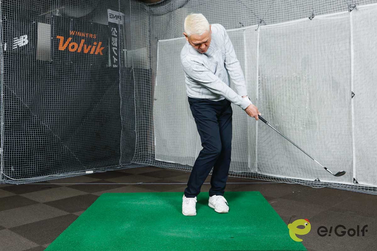 右足を後ろに引いてツマ先立ちし、左足体重のままスイング。スイング軌道が安定し、クリーンにボールを打てる