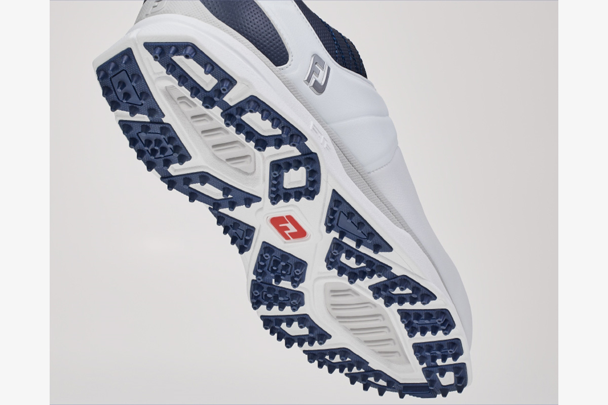 スパイクレスシューズ「PRO/SL LACED」3万3000円（税込み）