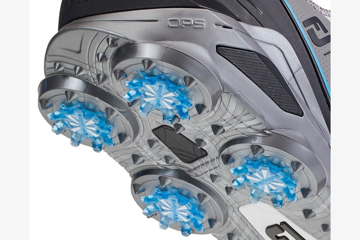 スパイクシューズ「ツアーアルファ LACED」3万3000円（税込み）