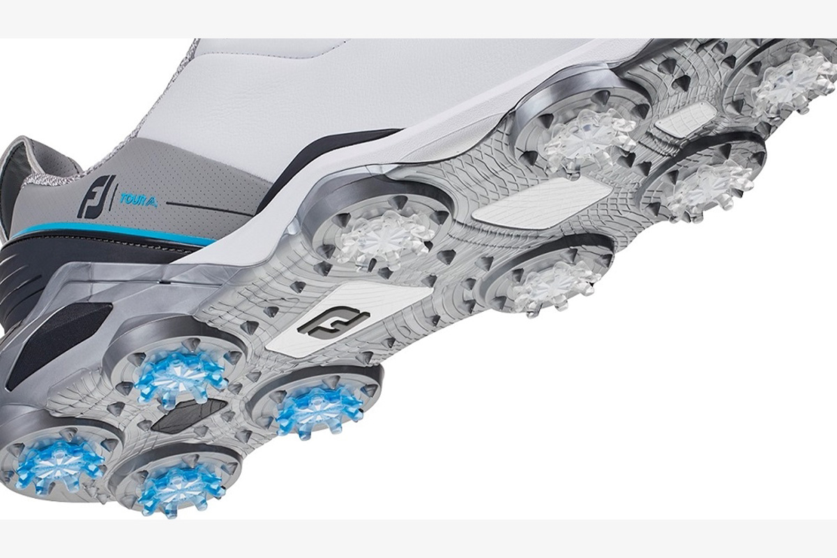 スパイクシューズ「ツアーアルファ LACED」3万3000円（税込み）