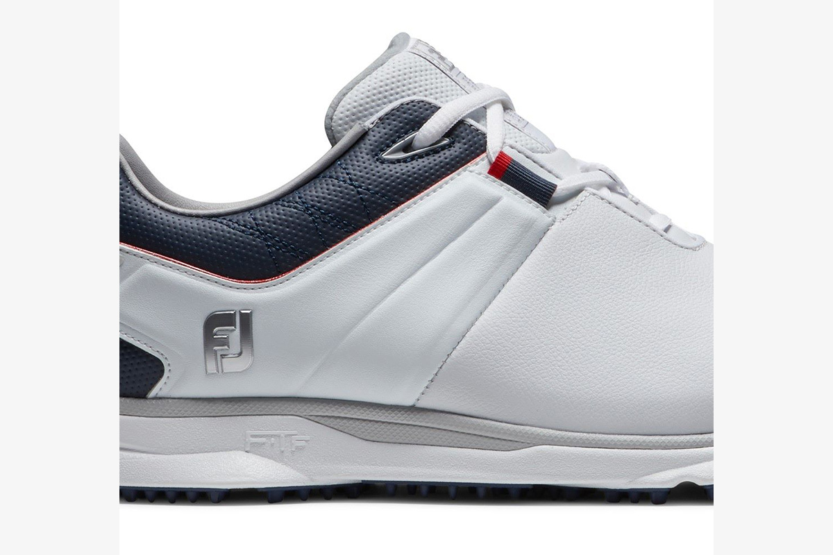 スパイクレスシューズ「PRO/SL LACED」3万3000円（税込み）