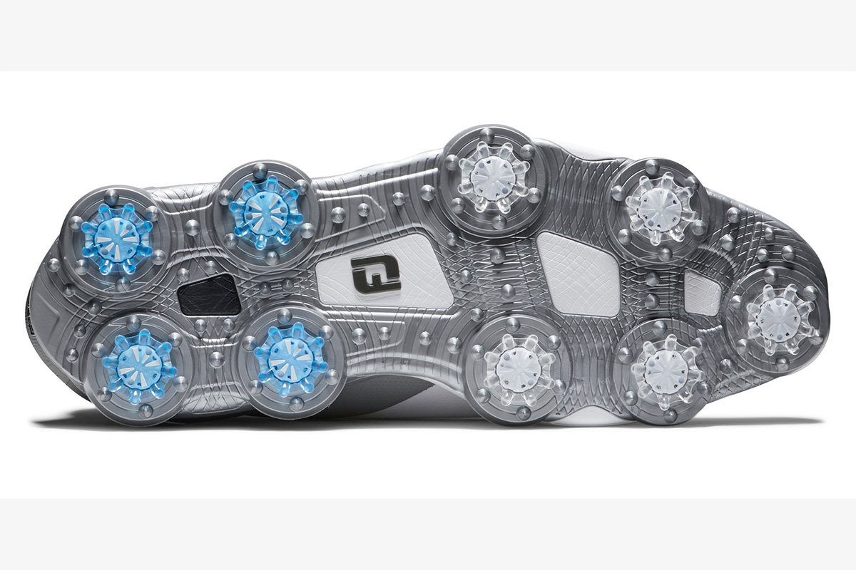 スパイクシューズ「ツアーアルファ LACED」3万3000円（税込み）