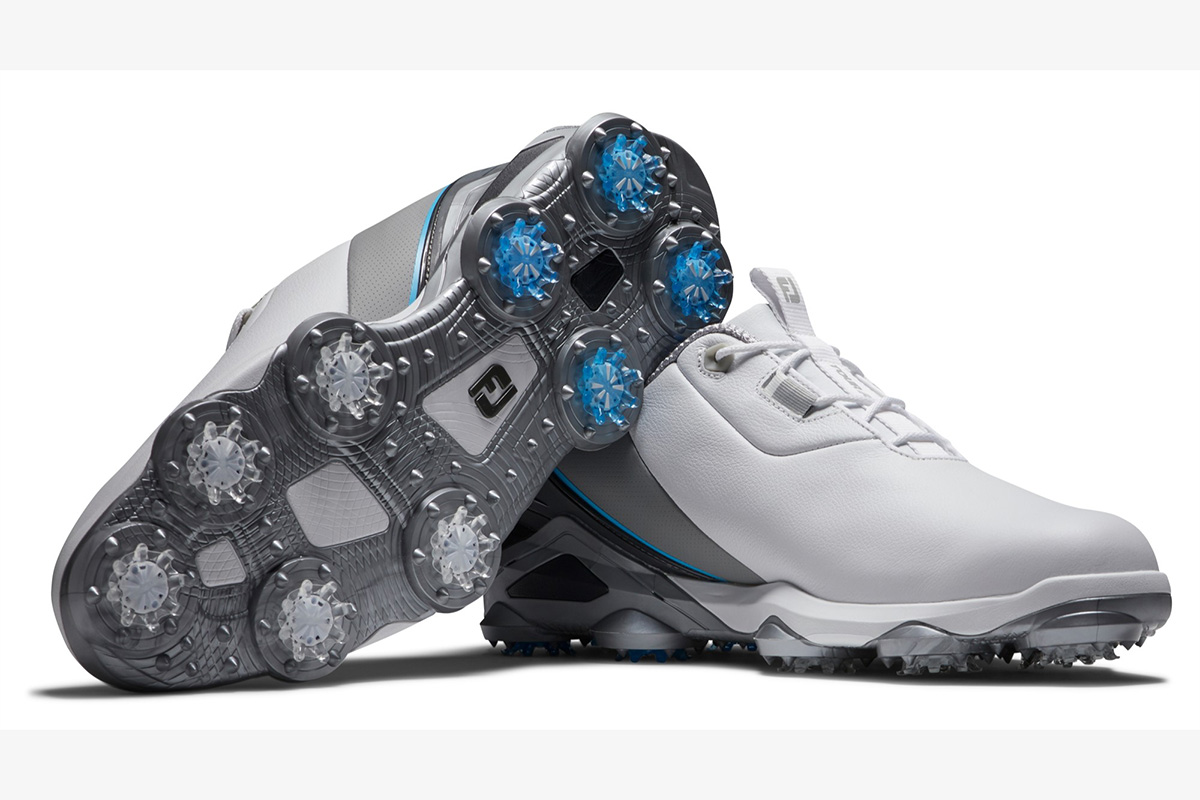 スパイクシューズ「ツアーアルファ LACED」3万3000円（税込み）