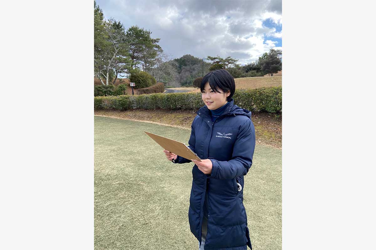 測量作業中のスタッフ　写真：朝日ゴルフ提供