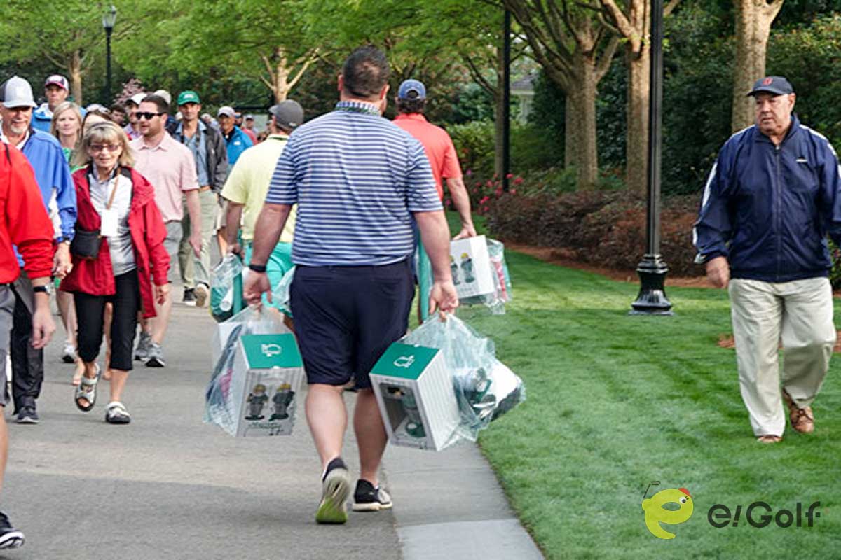 朝イチで大量購入して、一度駐車場に戻るパトロン