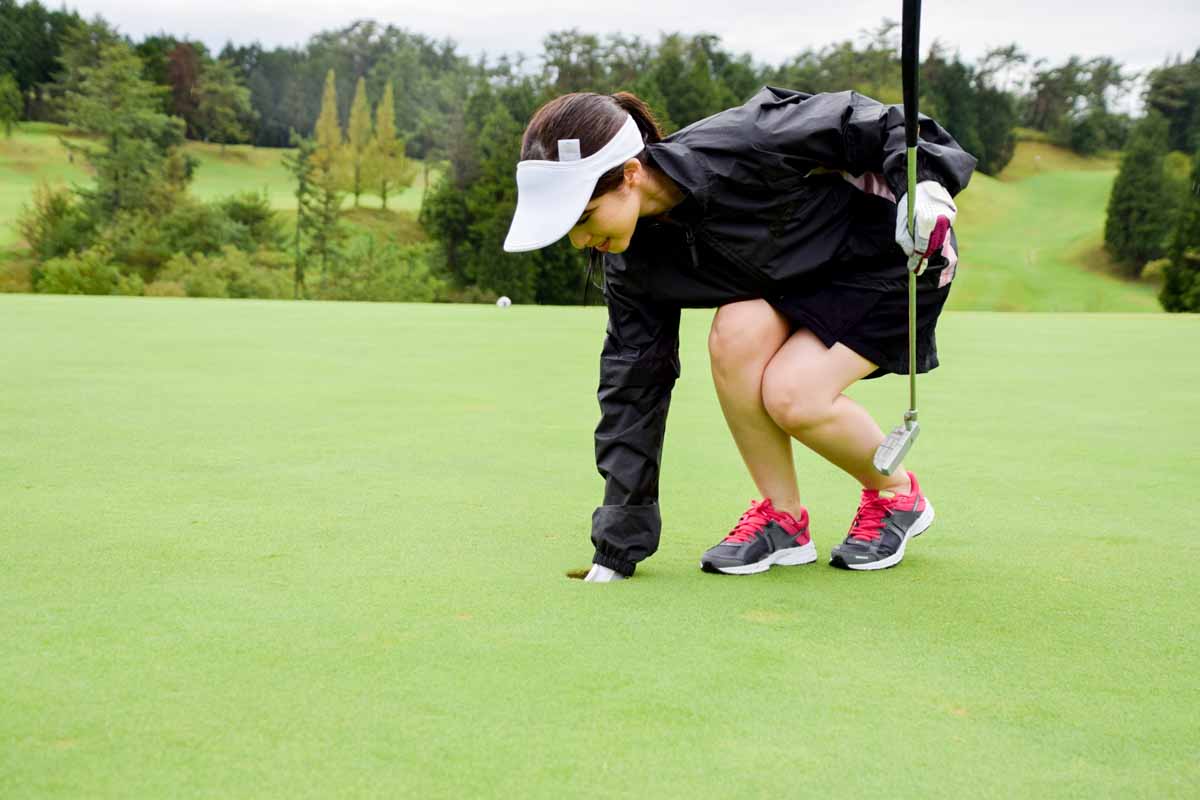 カップに近づきすぎてボールを拾うのはグリーンを痛める 写真:AC