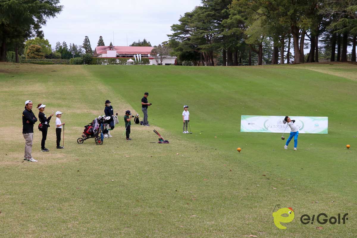 帽子を飛ばしてのびのびとプレーするジュニアゴルファーたち　写真：清流舎