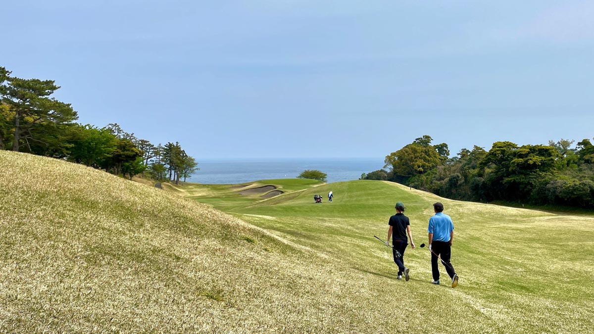 川奈ホテルゴルフコース富士コース7番・パー4の現在の姿。海に向かってすっきりと抜け、岬の突端に向かって打つようなイメージを抱かされる　写真：中村祐治氏提供