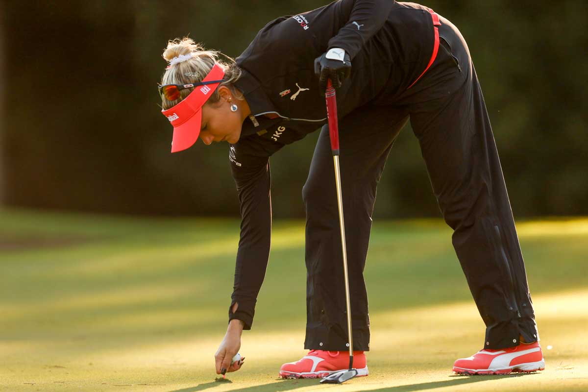 通常グリーン上でボールマークを修理するのと同じように、グリーンとカラーの両方にかかったボールマークも修理できる　写真：Getty Images