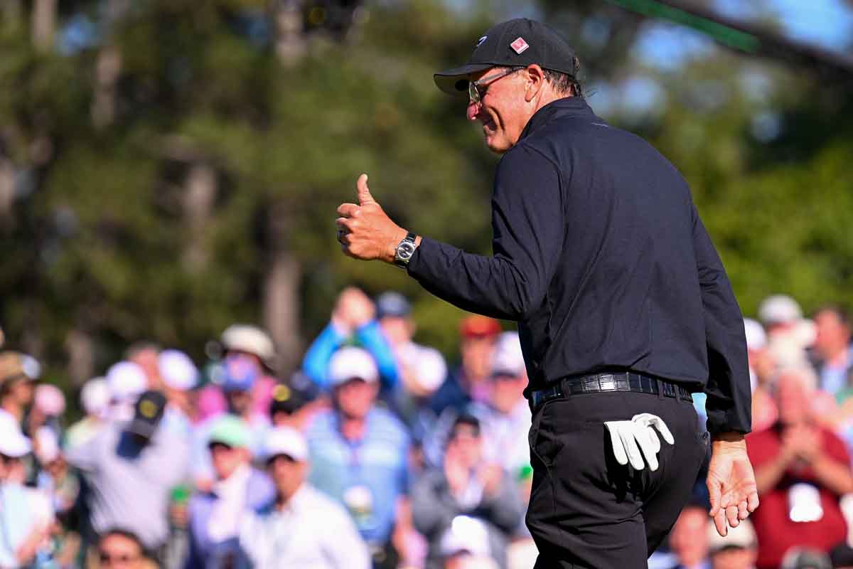 “トゥデイ7アンダー”の会心のプレーに気を良くし、18番グリーンでトレードマークの“サムアップ”を見せたフィル・ミケルソン　写真：Getty Images