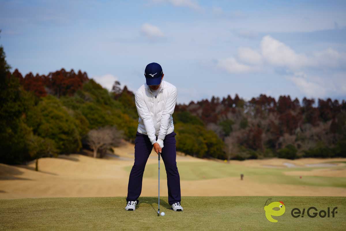 バックスイングだけでなく、インパクト後も頭を大きく動かさずにクラブを振る