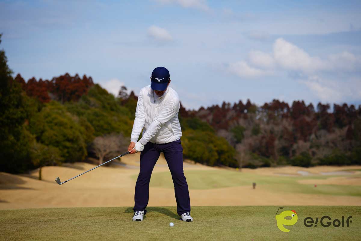 バックスイングだけでなく、インパクト後も頭を大きく動かさずにクラブを振る