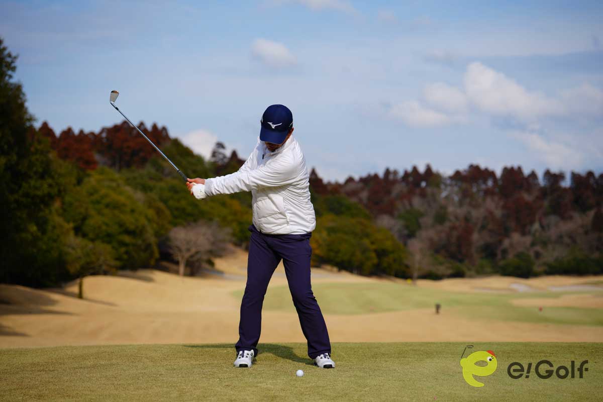 バックスイングだけでなく、インパクト後も頭を大きく動かさずにクラブを振る