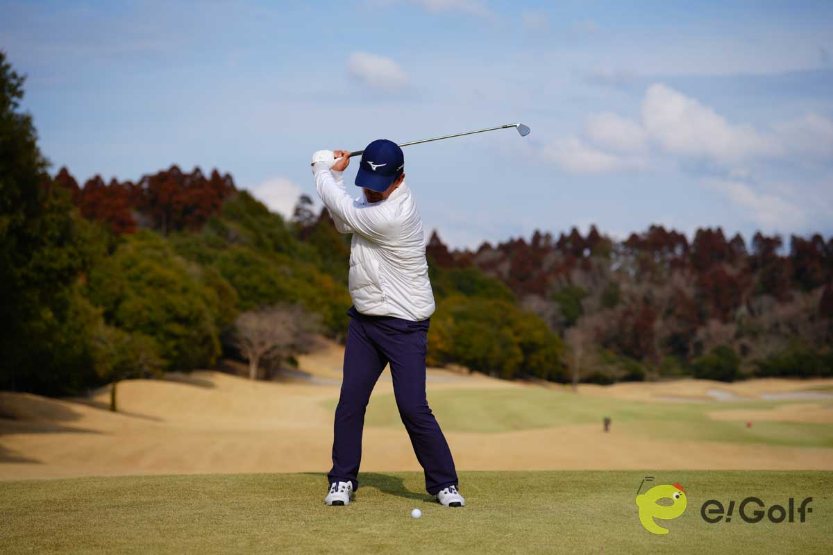 バックスイングだけでなく、インパクト後も頭を大きく動かさずにクラブを振る