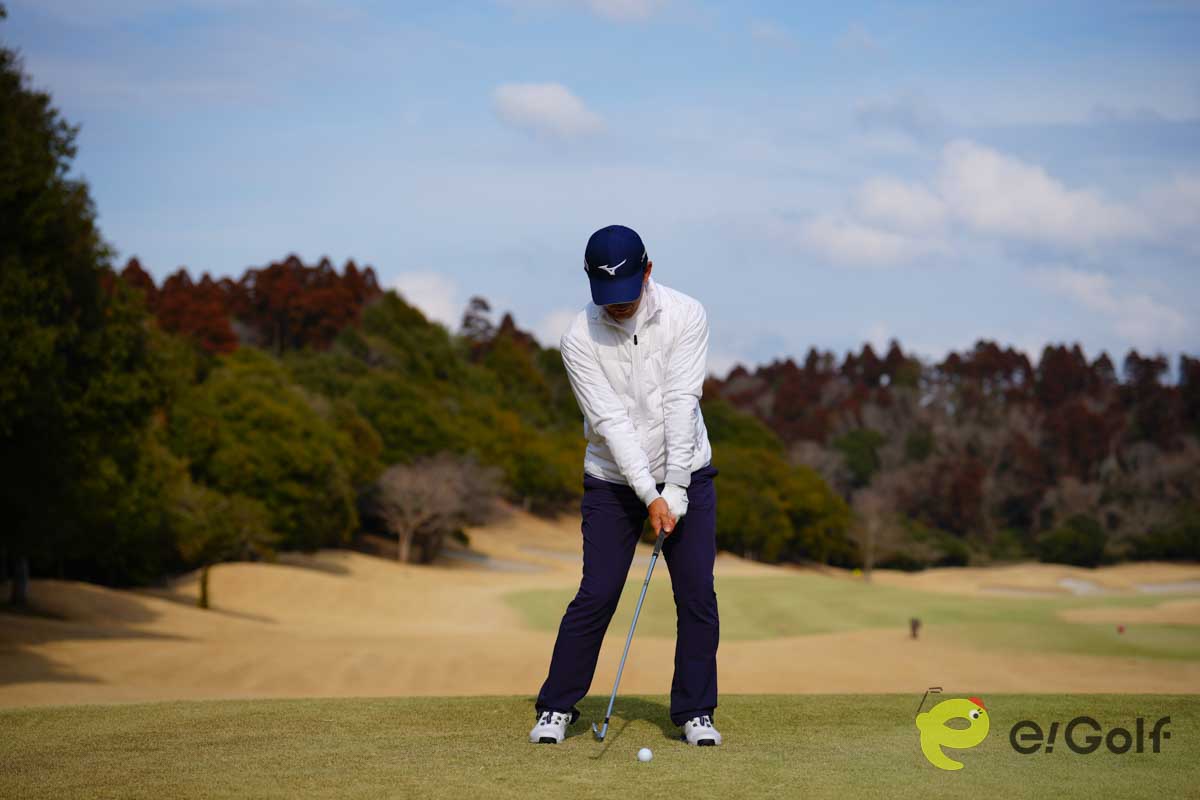 バックスイングだけでなく、インパクト後も頭を大きく動かさずにクラブを振る