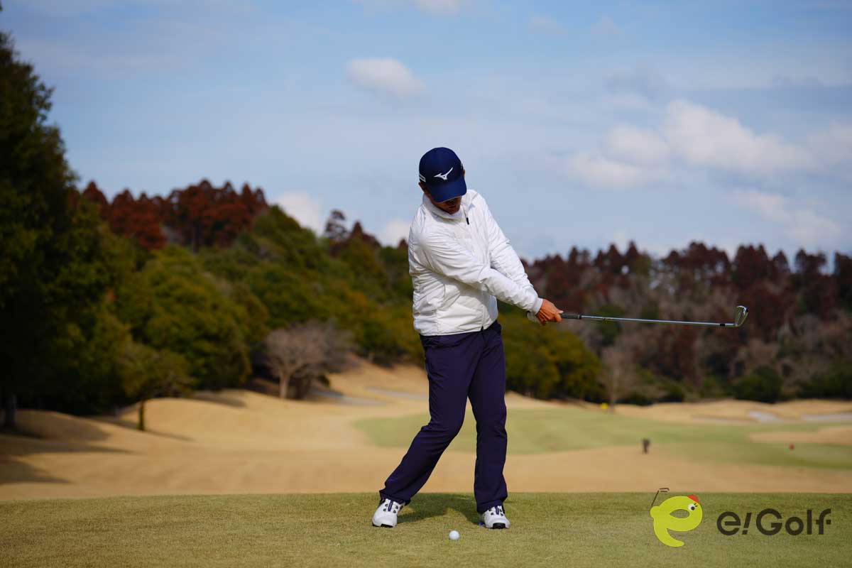 バックスイングだけでなく、インパクト後も頭を大きく動かさずにクラブを振る