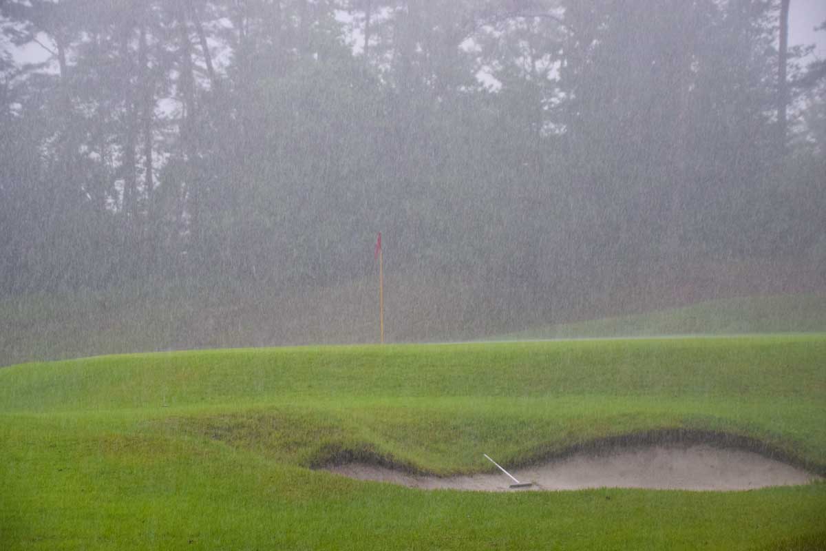 グリーンに水が浮いて転がらなくなるのがゴルフプレーの一番の大敵　写真：AC