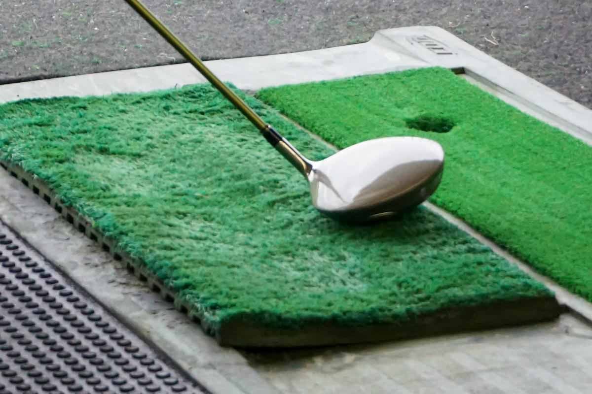 ゴルフ場では平坦な場所から打つことはないので削れているマットのほうがより実践的な練習になる　写真:AC
