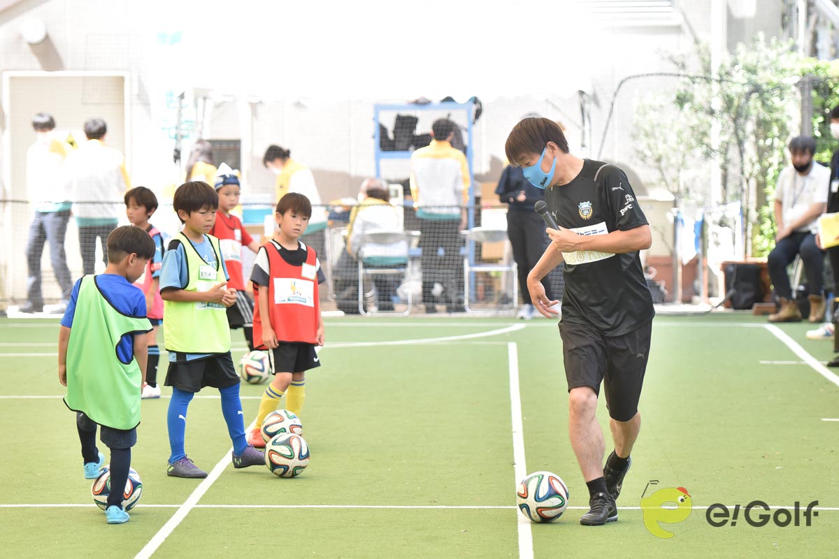 まずは中西哲生さんによるサッカー教室　写真：山代厚男