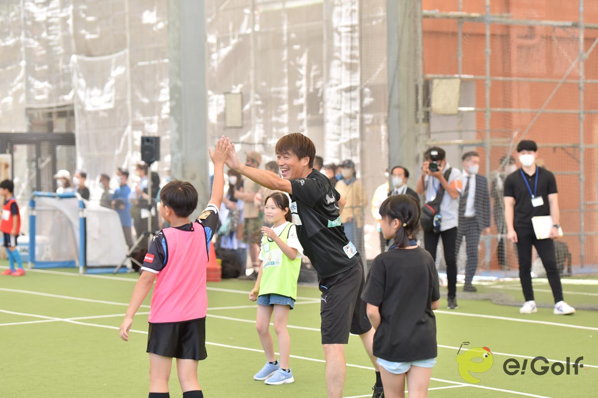 まずは中西哲生さんによるサッカー教室　写真：山代厚男
