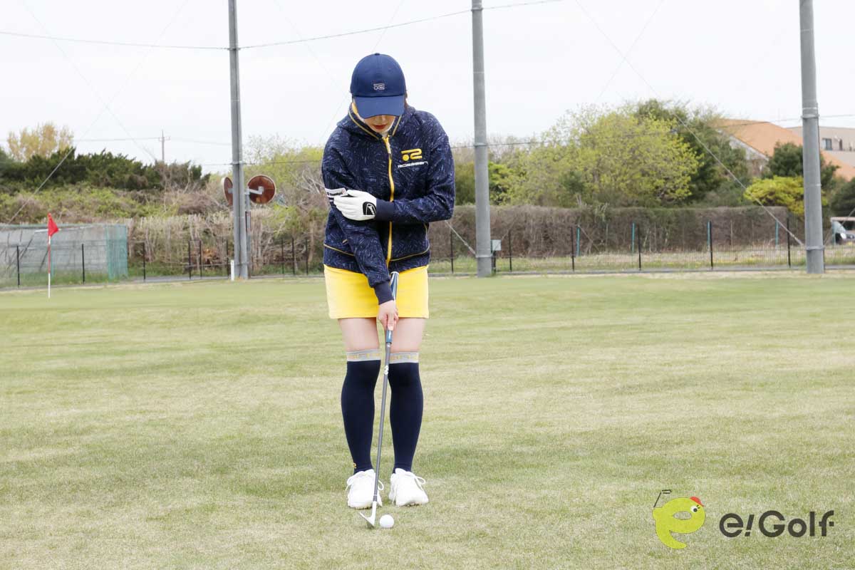 ダフりグセがある人には片手打ちドリルがオススメ。左手を右ヒジに軽く添え、右手1本でアプローチ。右ヒジを曲げたままスイングする