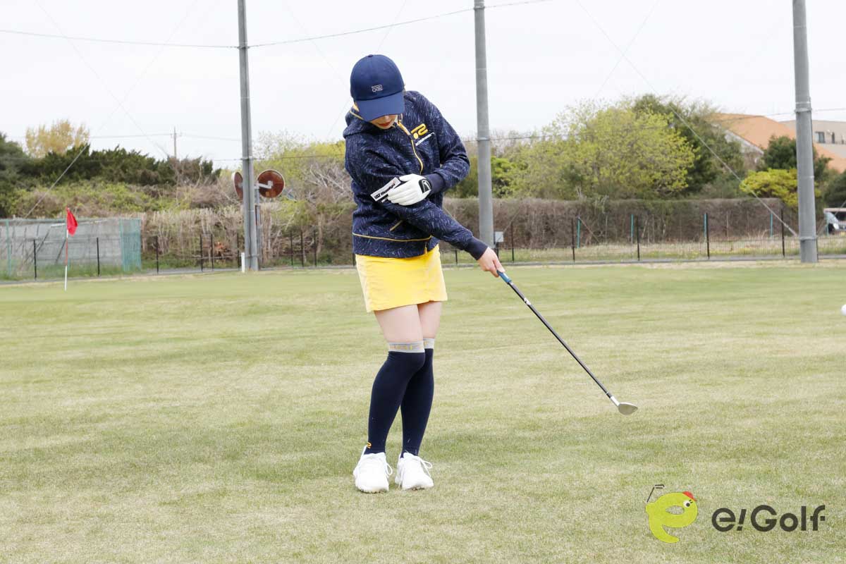 ダフりグセがある人には片手打ちドリルがオススメ。左手を右ヒジに軽く添え、右手1本でアプローチ。右ヒジを曲げたままスイングする