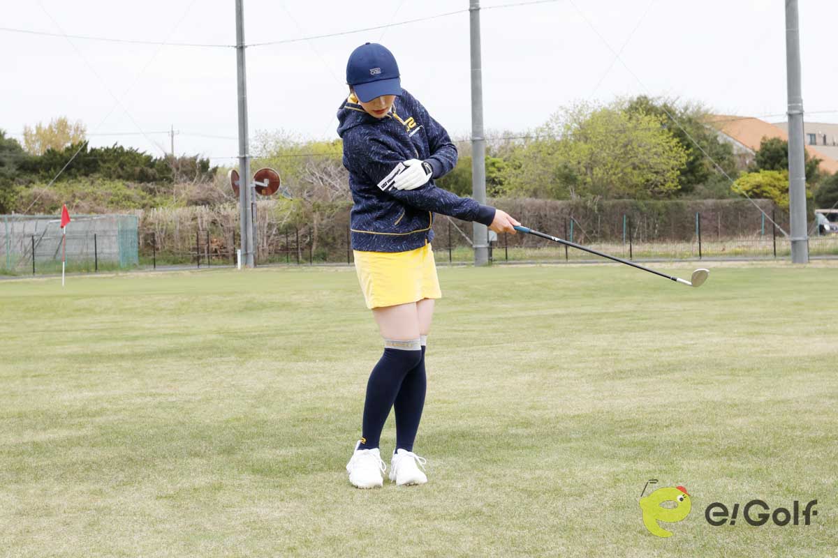 ダフりグセがある人には片手打ちドリルがオススメ。左手を右ヒジに軽く添え、右手1本でアプローチ。右ヒジを曲げたままスイングする