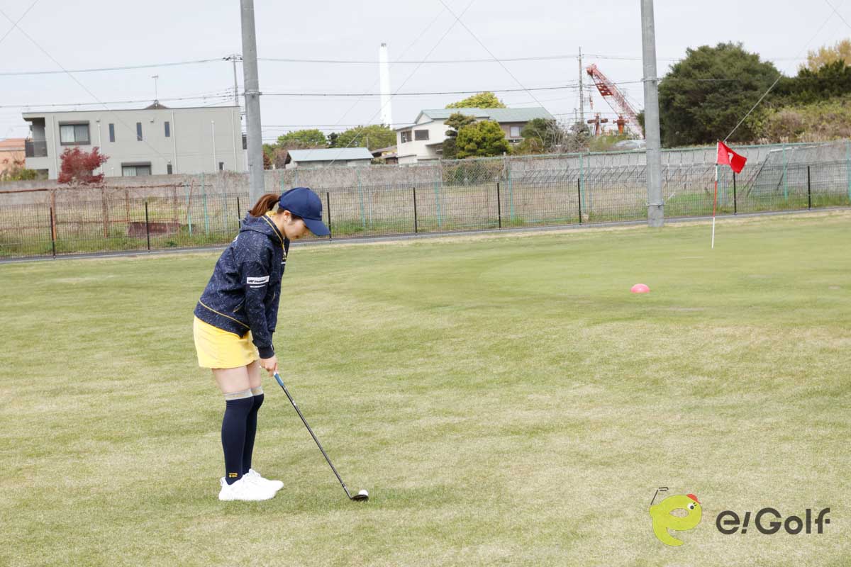 ピンを狙うのではなく、落とし所を狙うと距離感をつかみやすい。ショット前に落とし所を見ながら素振りをしておくと効果的