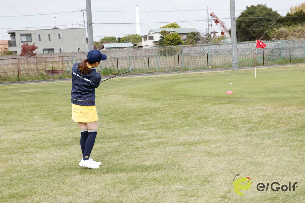 ピンを狙うのではなく、落とし所を狙うと距離感をつかみやすい。ショット前に落とし所を見ながら素振りをしておくと効果的