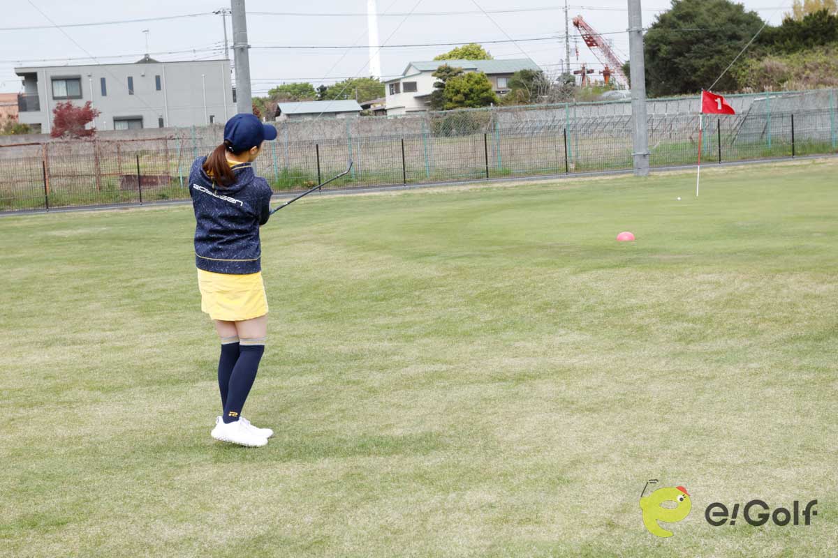 ピンを狙うのではなく、落とし所を狙うと距離感をつかみやすい。ショット前に落とし所を見ながら素振りをしておくと効果的