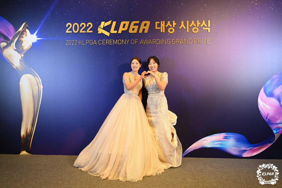2022年の韓国ツアー年間女王のキム・スジ（右）とパク・ミンジ（左）　写真提供:KLPGA