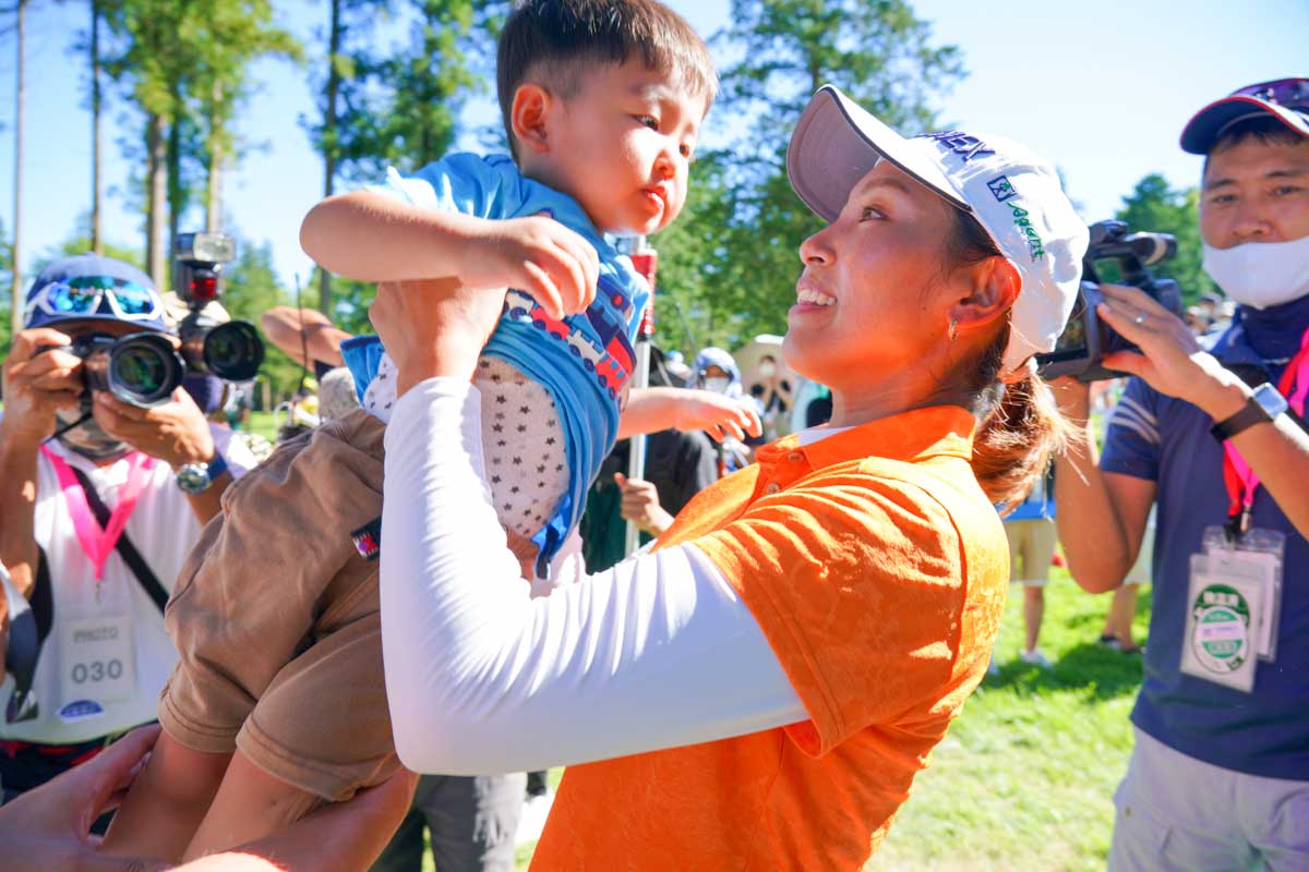 2021年「GMOインターネット・レディース サマンサタバサグローバルカップ」でツアー4勝目を挙げ、龍之介くんを抱き上げる若林舞衣子。若年化の著しい女子ツアーでも出産後に勝てることを示した意義は計り知れない　写真：Getty Images