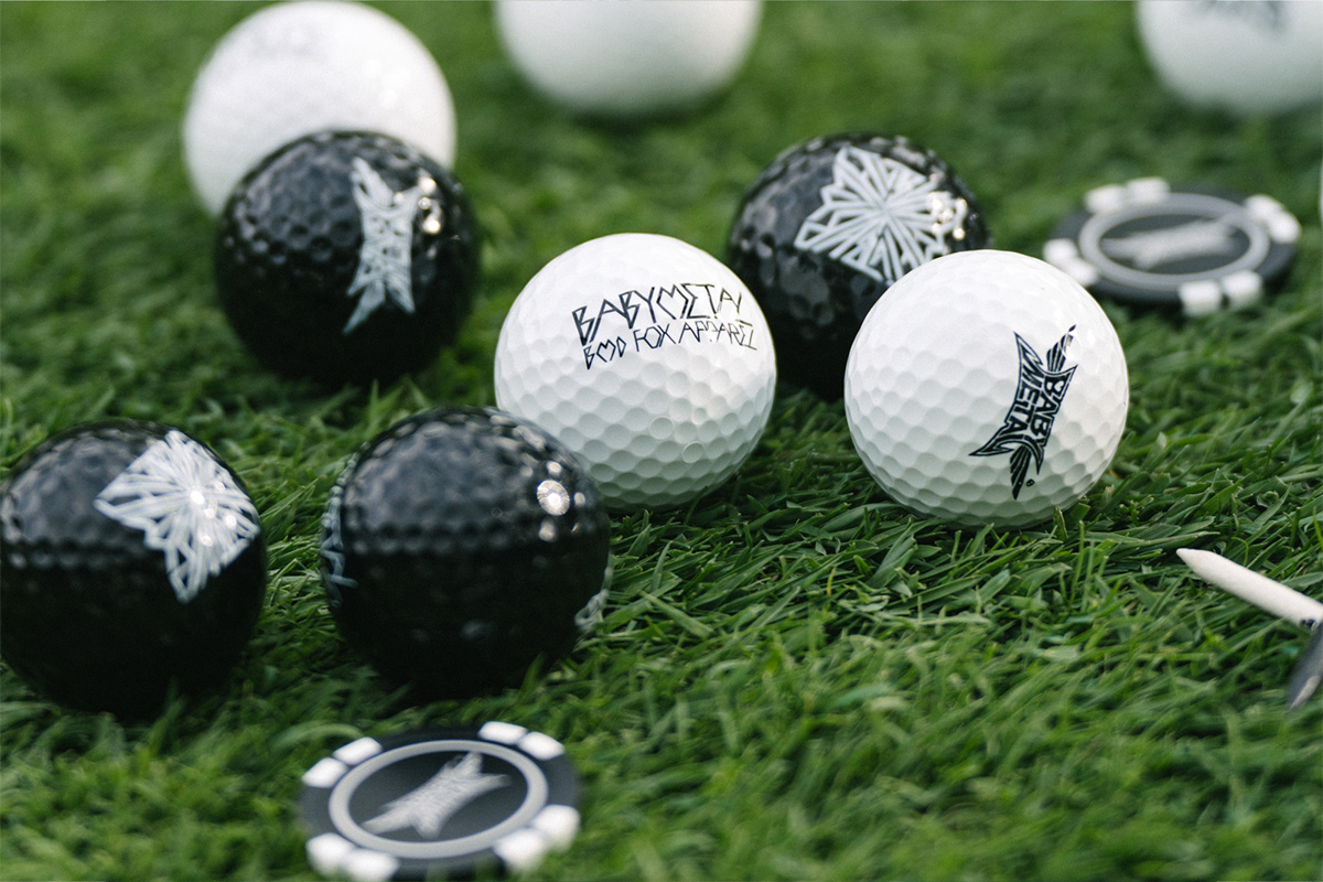 「ゴルフボールセット（2色4個入り3900円、税込み）」