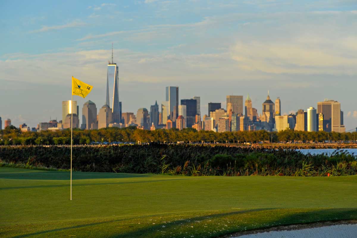 リバティーナショナルGCからマンハッタンの夕景を望む　写真：Getty Images
