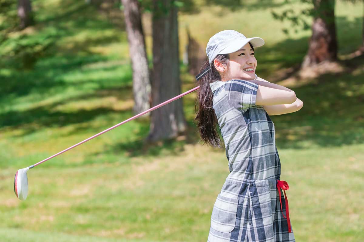 近年はゴルフ場で若い女性ゴルファーを見かける機会も増えました　写真：AC