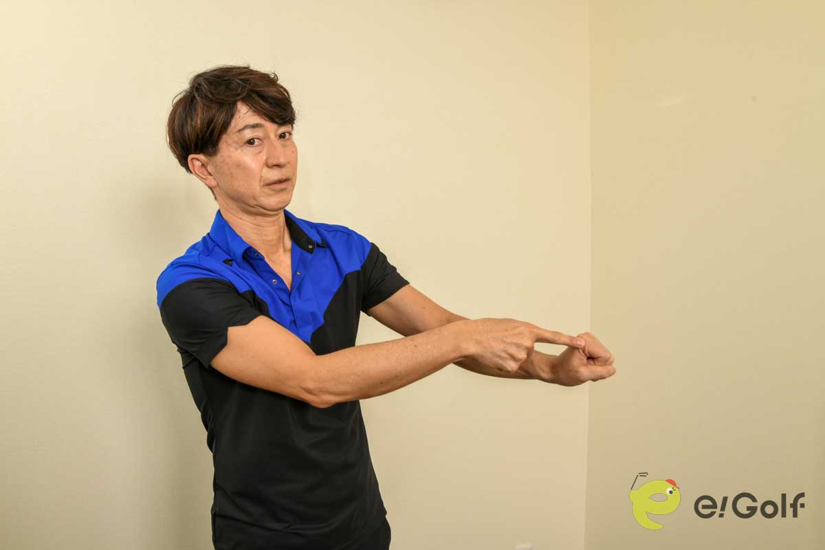 人差指の付け根内側、第三関節を使ってリズミカルに叩く