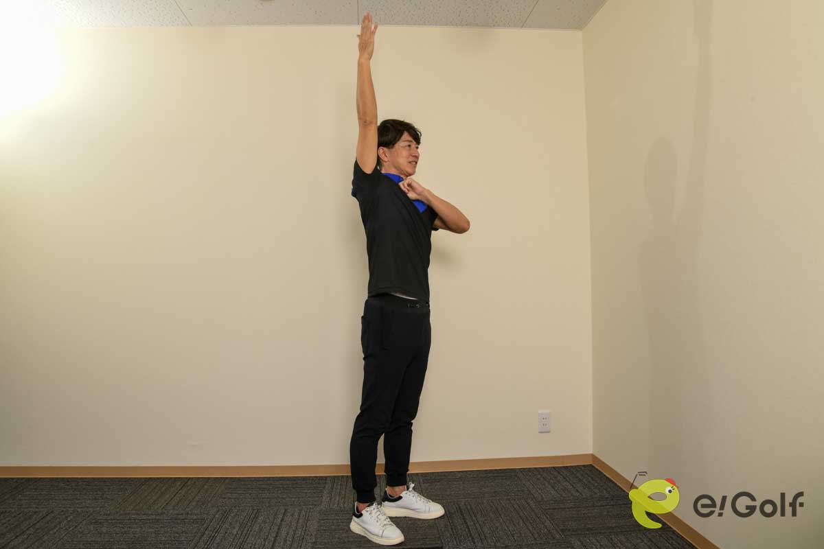 トントンと叩きながらゆっくり腕を上げて、下ろす。深くゆっくりした呼吸とともに行う