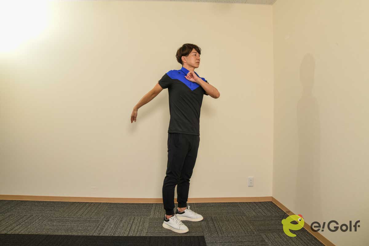 トントンと叩きながらゆっくり腕を上げて、下ろす。深くゆっくりした呼吸とともに行う