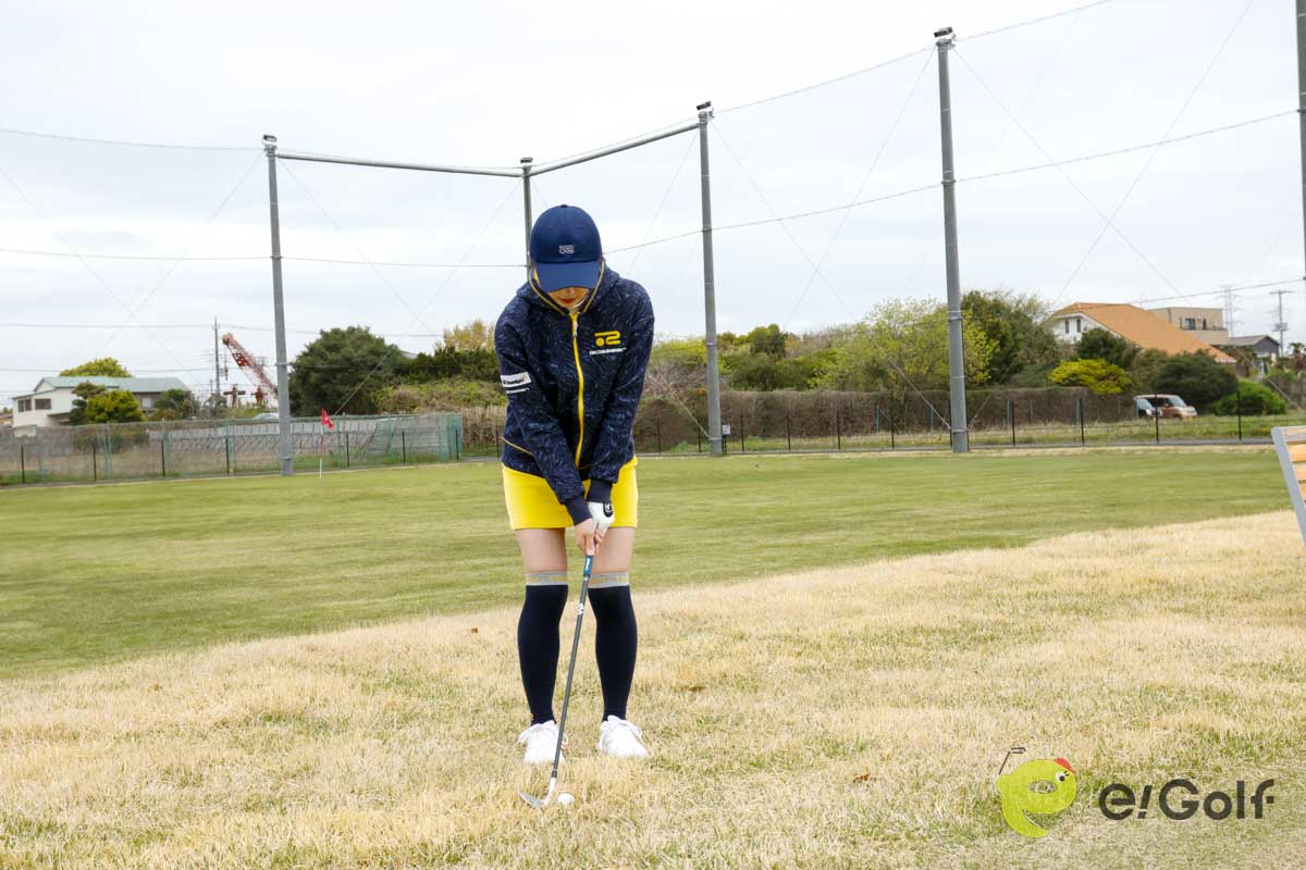 しっかりクラブを握り、フェースを開いてアドレス。お腹の力をつかってヘッドを等速で動かそう。フィニッシュまで振り切るとインパクトが安定する