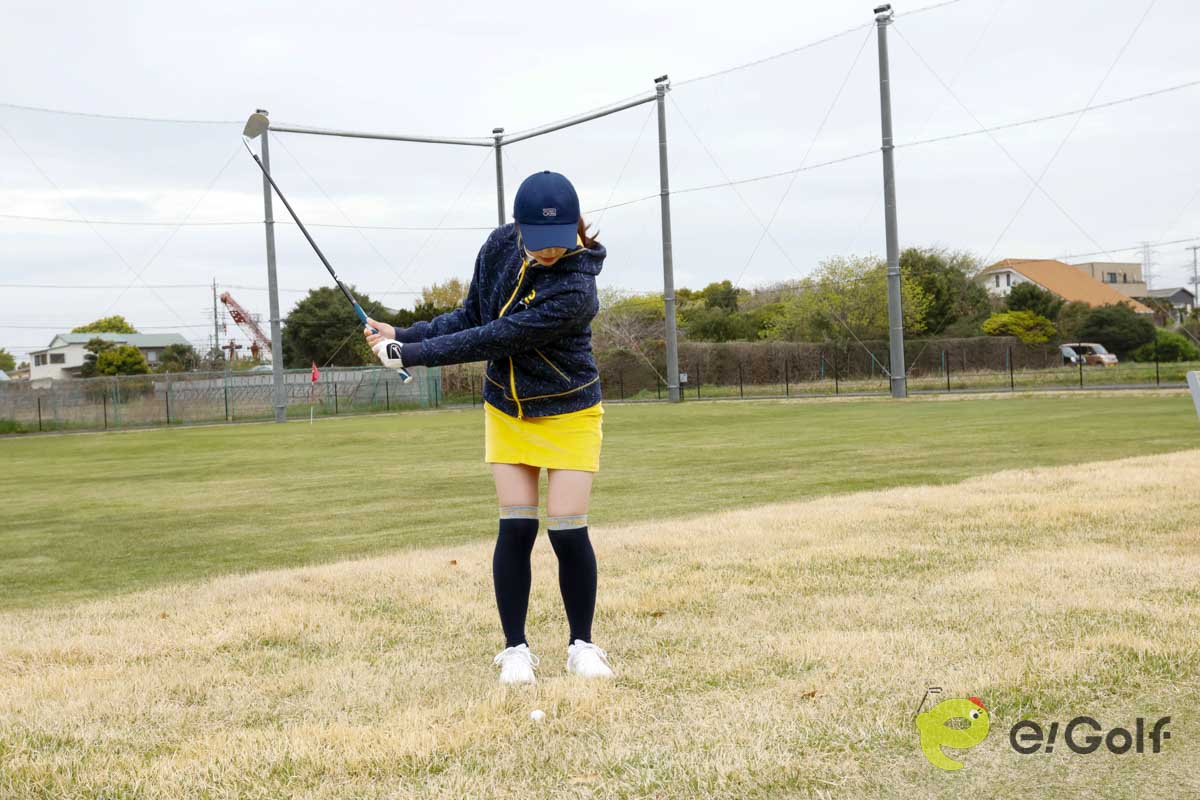 しっかりクラブを握り、フェースを開いてアドレス。お腹の力をつかってヘッドを等速で動かそう。フィニッシュまで振り切るとインパクトが安定する