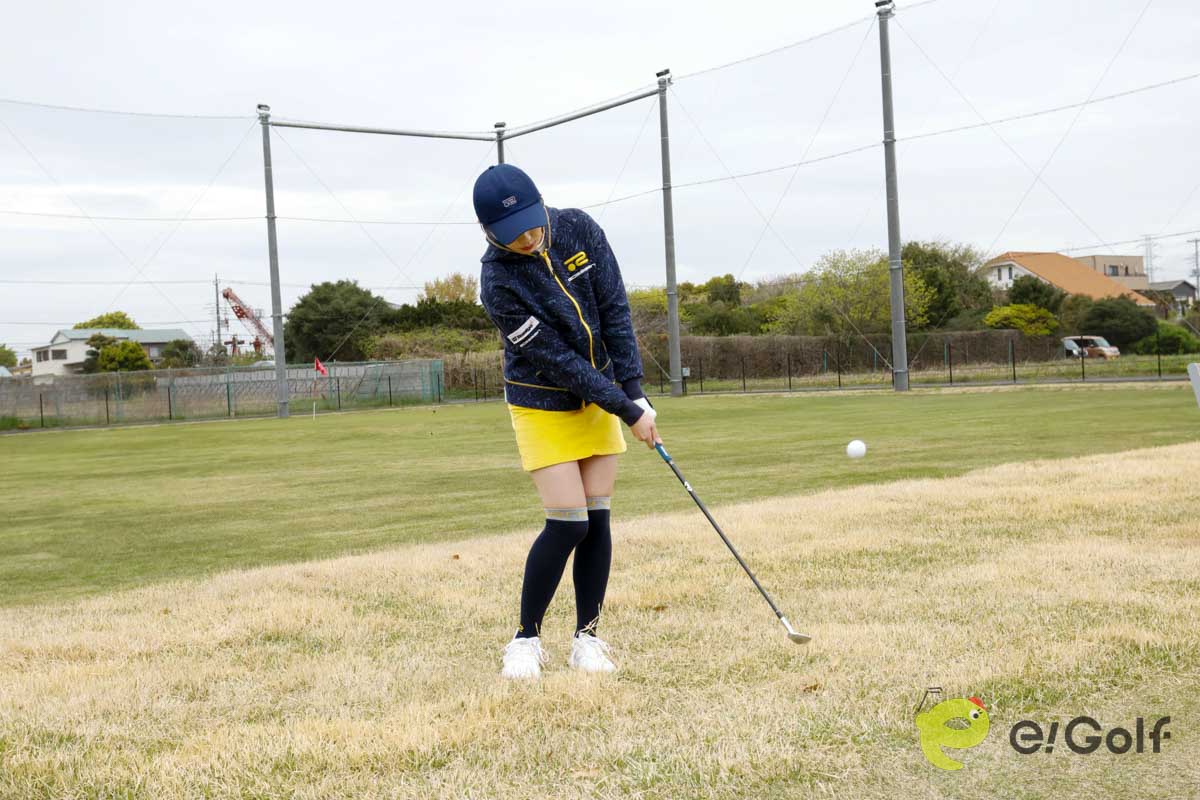 しっかりクラブを握り、フェースを開いてアドレス。お腹の力をつかってヘッドを等速で動かそう。フィニッシュまで振り切るとインパクトが安定する