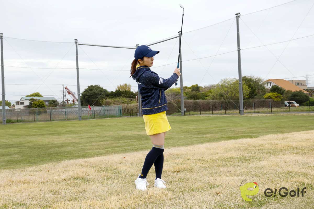 しっかりクラブを握り、フェースを開いてアドレス。お腹の力をつかってヘッドを等速で動かそう。フィニッシュまで振り切るとインパクトが安定する