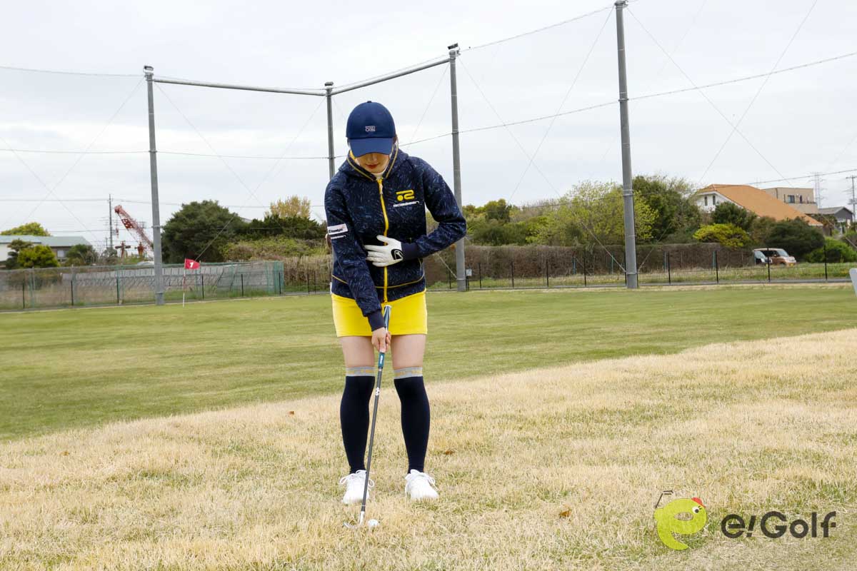 アドレスの段階から腹筋に力を入れ、お腹の力でスイング。大きくゆっくりヘッドを動かすことが成功の秘訣