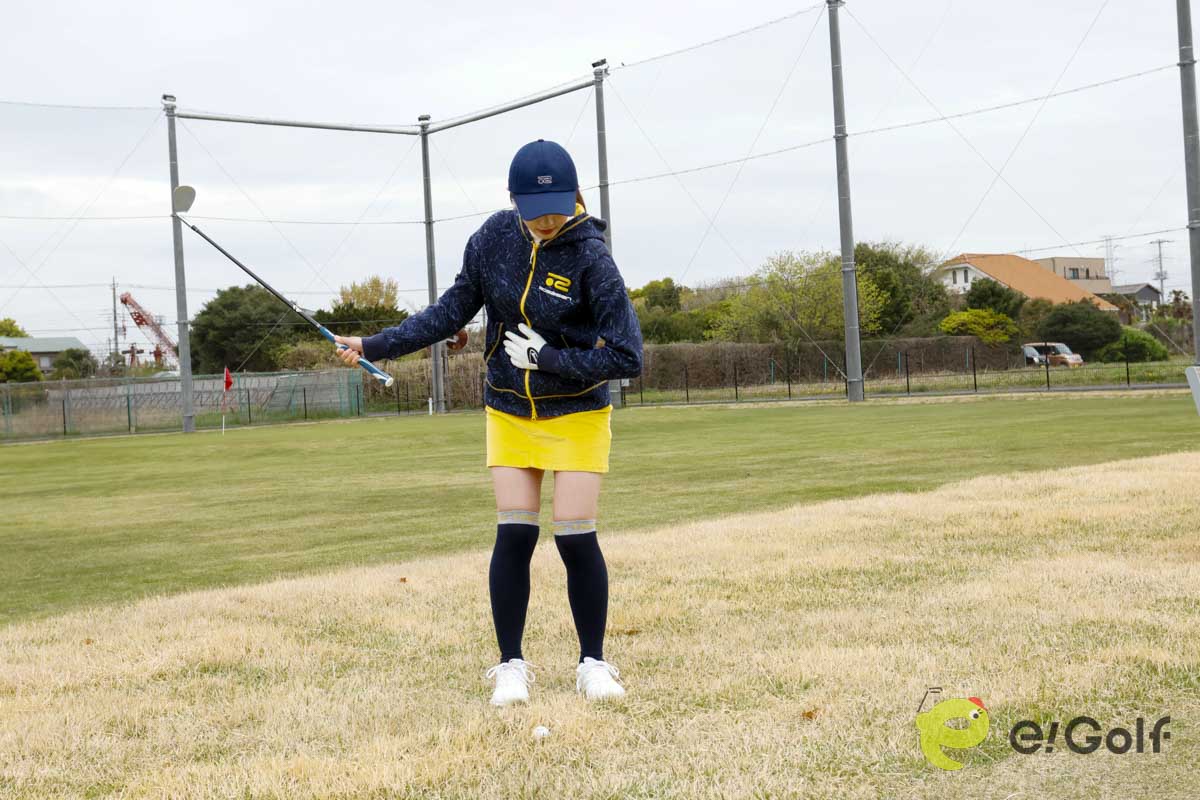 アドレスの段階から腹筋に力を入れ、お腹の力でスイング。大きくゆっくりヘッドを動かすことが成功の秘訣