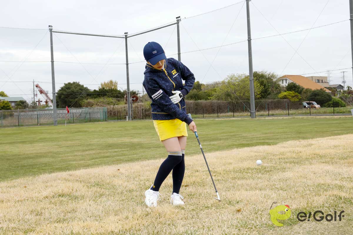 アドレスの段階から腹筋に力を入れ、お腹の力でスイング。大きくゆっくりヘッドを動かすことが成功の秘訣