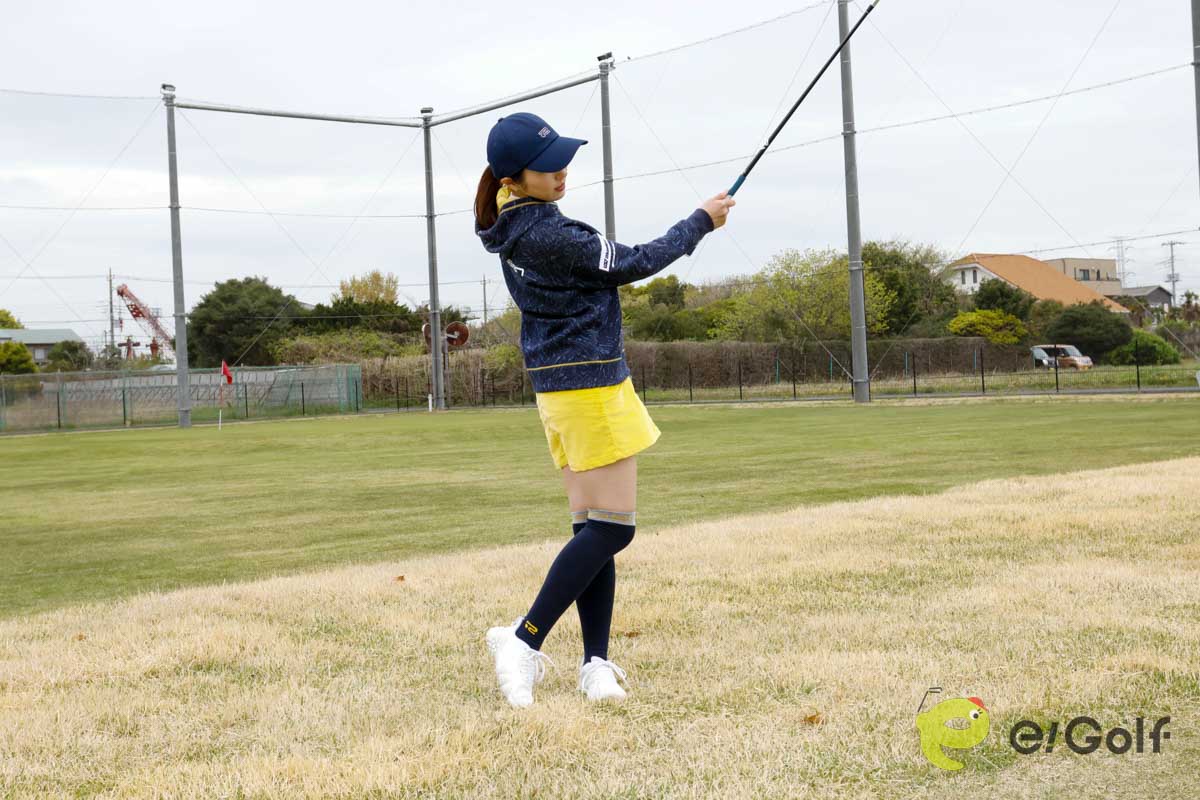 アドレスの段階から腹筋に力を入れ、お腹の力でスイング。大きくゆっくりヘッドを動かすことが成功の秘訣