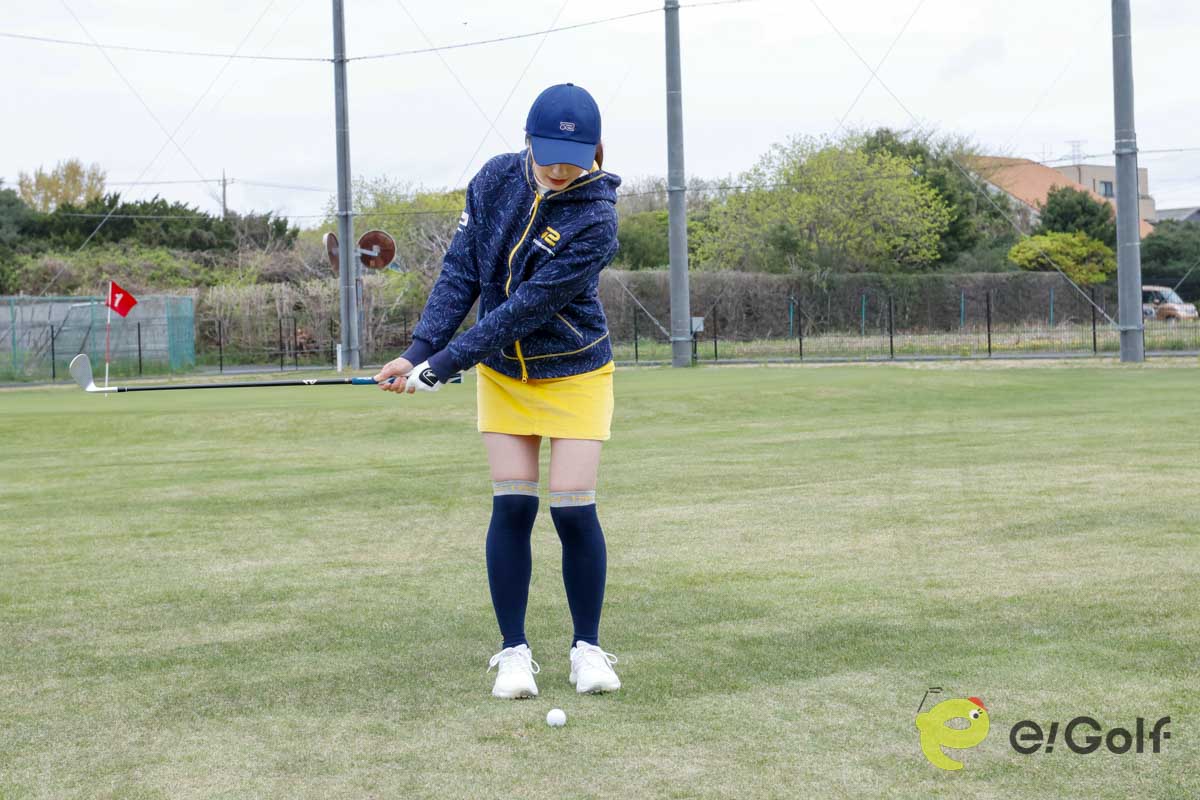 「イチ」で構え、「ニ」でバックスイングし、「サン」でインパクトして、「ヨン」でピタッと止まる。このリズムを体で覚える