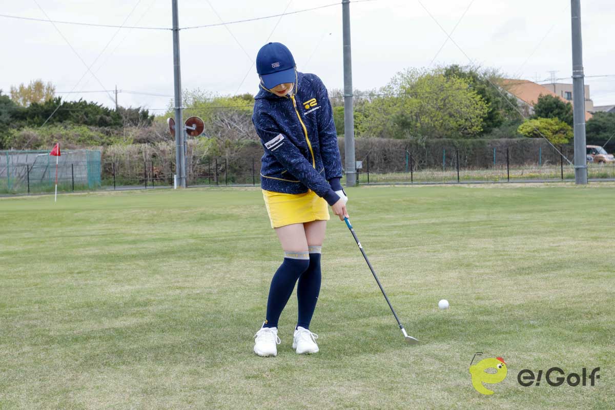 「イチ」で構え、「ニ」でバックスイングし、「サン」でインパクトして、「ヨン」でピタッと止まる。このリズムを体で覚える