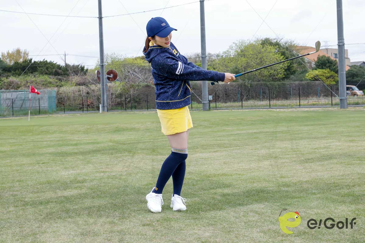 「イチ」で構え、「ニ」でバックスイングし、「サン」でインパクトして、「ヨン」でピタッと止まる。このリズムを体で覚える